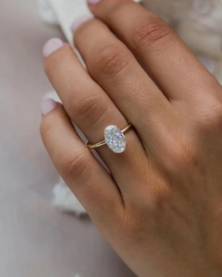 Lulu – Oval Moissanite Solitaire Ring